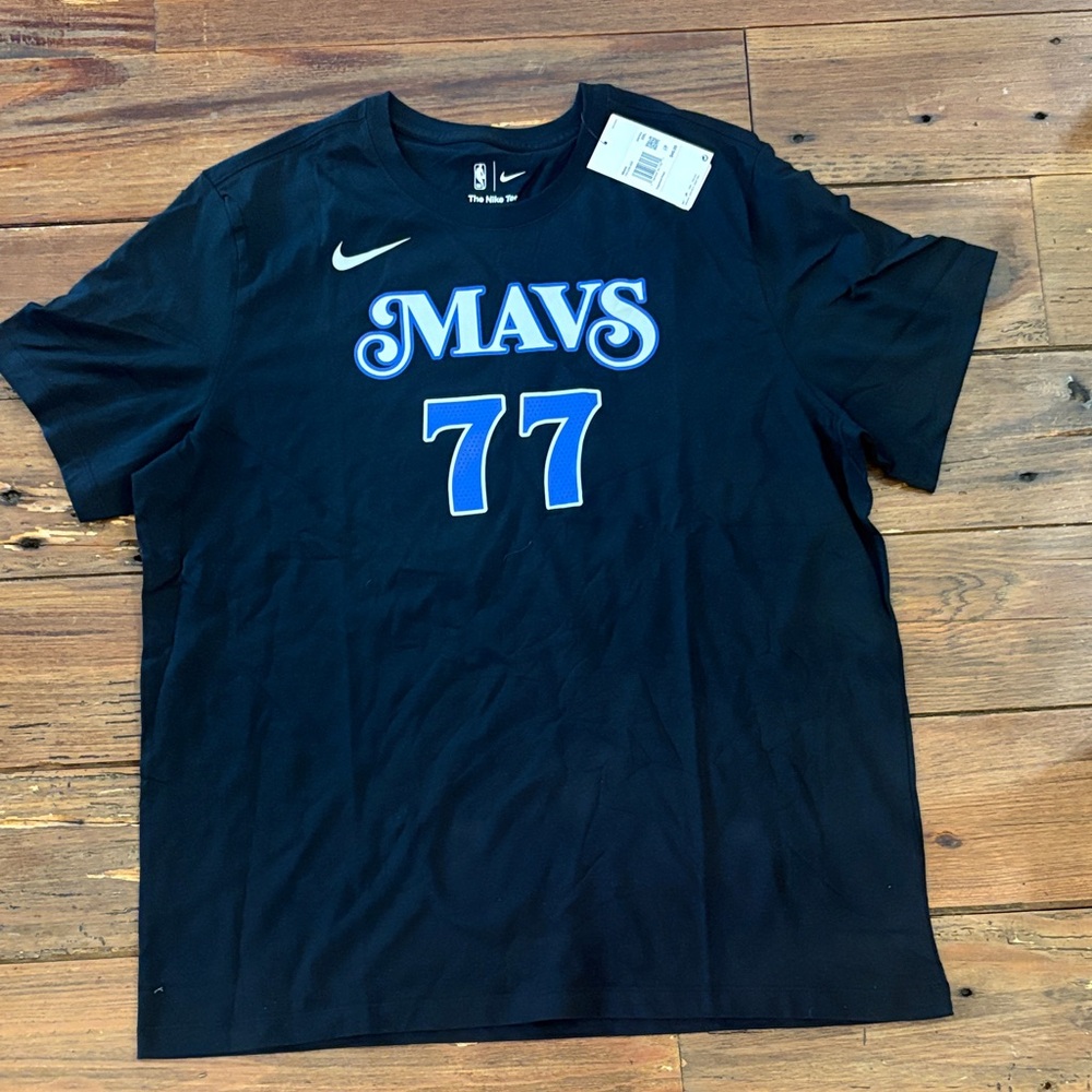 Nike Mavs 77 Doncic Graphic Tee in Black and Blue